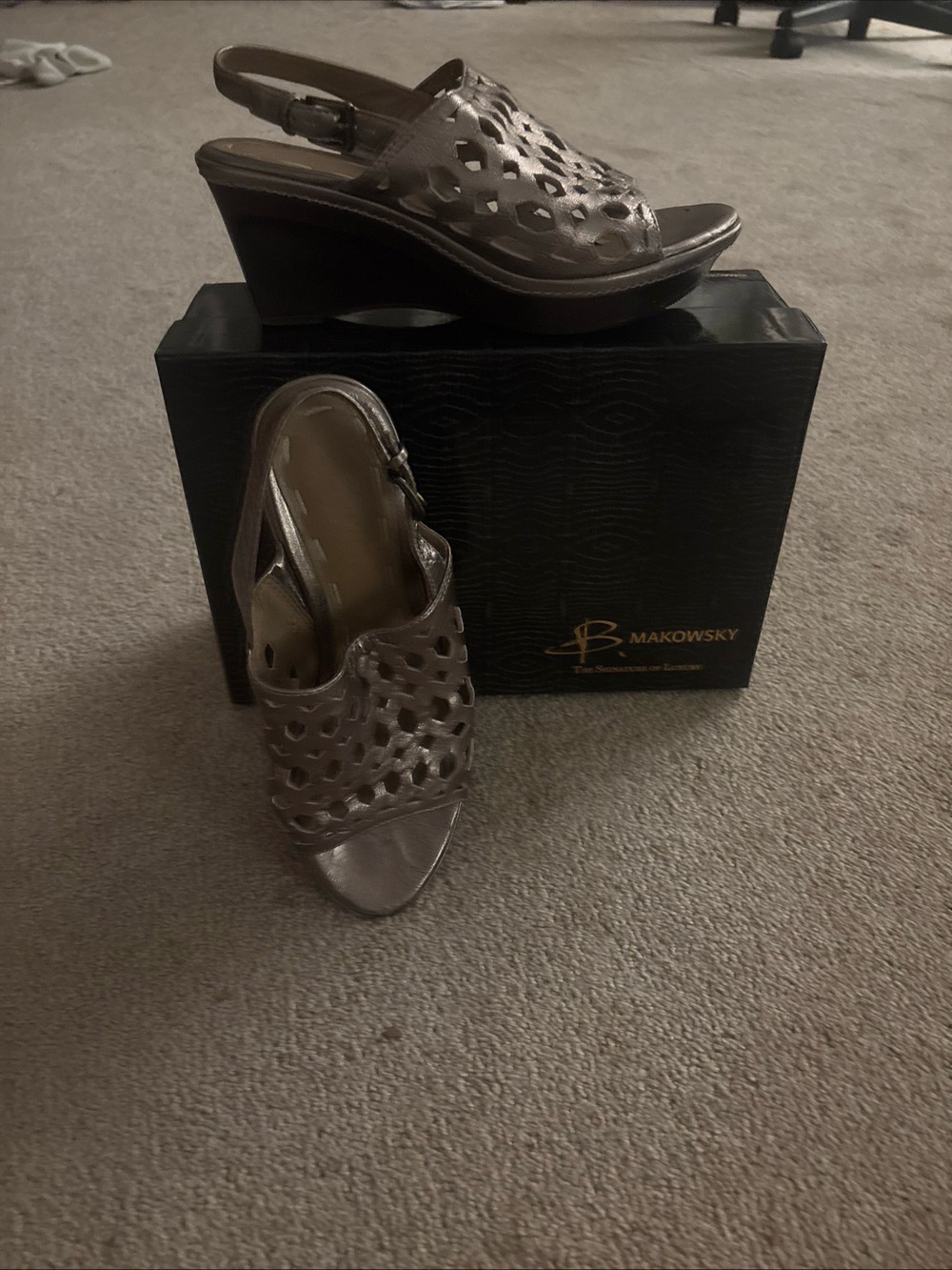 B. Makowsky Wedge Sandals MetallicGold Leather Brown Heel 8.5 brand new